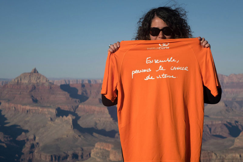 Virginie et son tee-shirt de l'Institut Curie au Grand Canyon (Etats-Unis)
