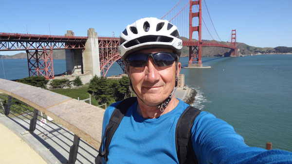 Patrick devant le Golden Gate Bridge de San Francisco, USA